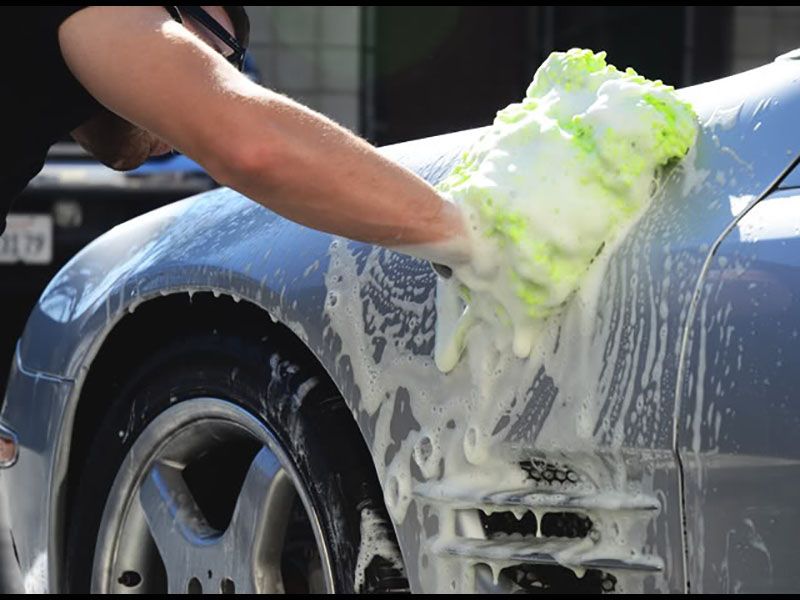 Perché e come devi lavare la tua auto